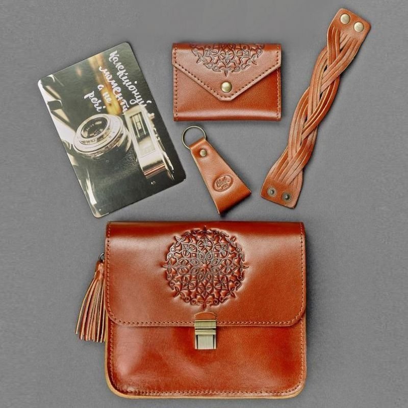 Подарочный набор коричневого цвета из сумки, картхолдера, браслета и брелока BlankNote Будапешт (12342)